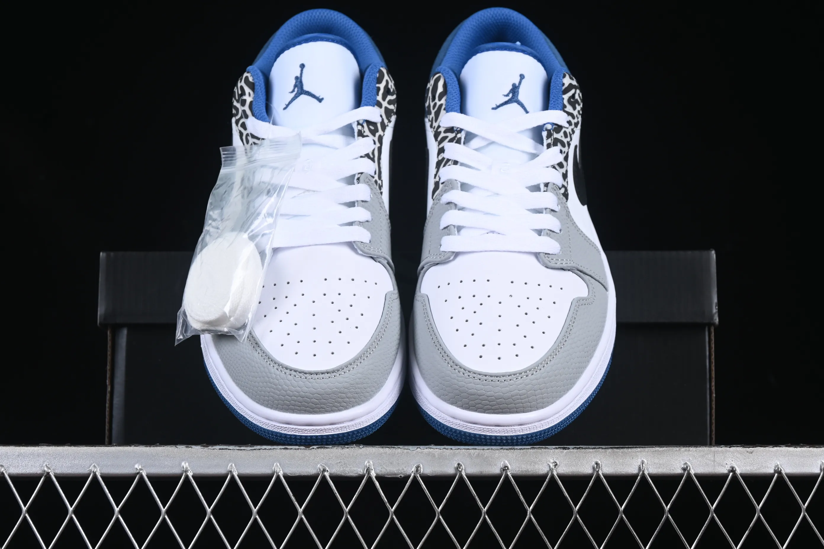 All categories Air Jordan Jordan series basketball shoes Air Jordan 1 Low Air Jordan 1 Low "True Blue" AJ1 Joe 1 burst white and blue color low-top basketball shoes DM1199-140